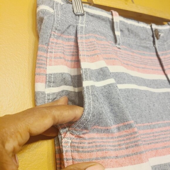 Aeropostale | Men's Plaid Bermuda Shorts (Size 32) - Picture 3 of 10